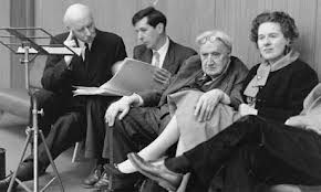Michael Tippet departe con Adrian Boult (izquierda). A su derecha, Ralph Vaughan Williams