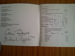 Libreto del cd con la integral de las Sinfonias de Michael Tippett, con los autógrafos del compositor, Colin Davis y Georg Solti.