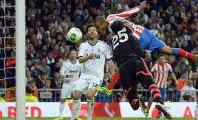 Miranda, a pase de Koke, marca el gol que supuso el 1-2