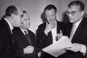 De izquierda a derecha: Rostropovich, Oistrakh, Britten y Shostakovich durante el Festival de Edimburgo de 1962.