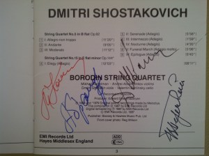 Libreto del cd de Emi dedicados a los Cuartetos nº 5 y 15 de Shostakovich, con la firma autógrafa de los cuatro componentes del Cuarteto Borodin