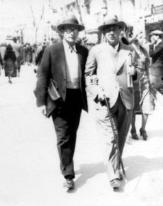 Anton Webern (izquierda) y Arnold Schoenberg (derecha) pasean por Barcelona